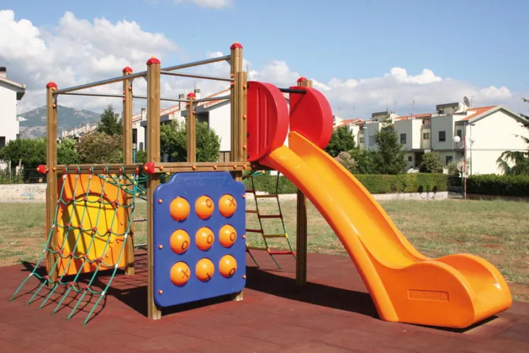 Kletterger�st DIN EN 1176 �Netz mit Rutsche� Klettersystem